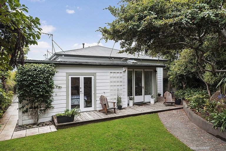 Photo of property in 35 Central Terrace, Kelburn, Wellington, 6012