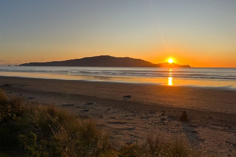 Photo of property in 98 Field Way, Waikanae Beach, Waikanae, 5036