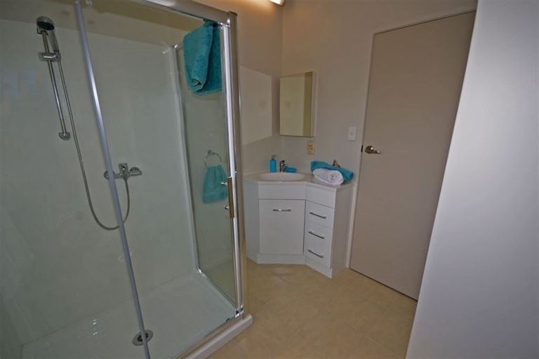 Photo of property in 2/2 Edwards Avenue, Henderson, Auckland, 0610