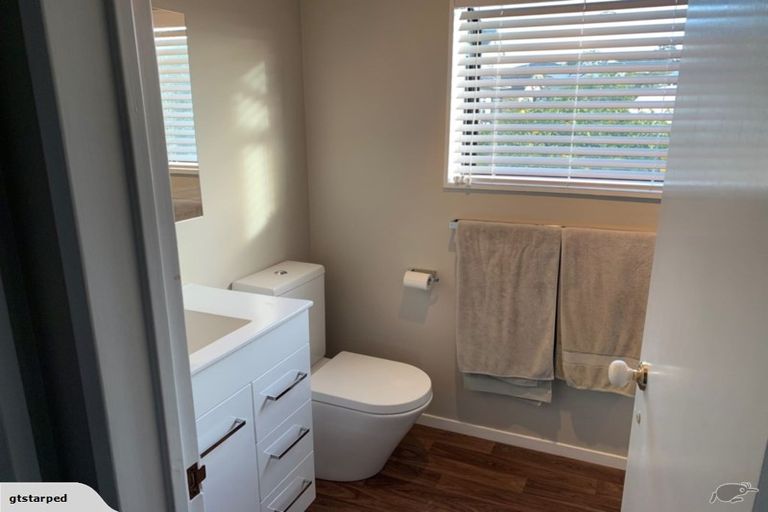 Photo of property in 2/5 Holland Road, Hillcrest, Auckland, 0627