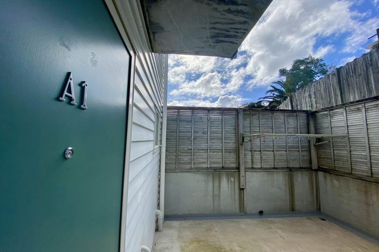 Photo of property in 1a/20 Ian Marwick Place, Birkenhead, Auckland, 0626