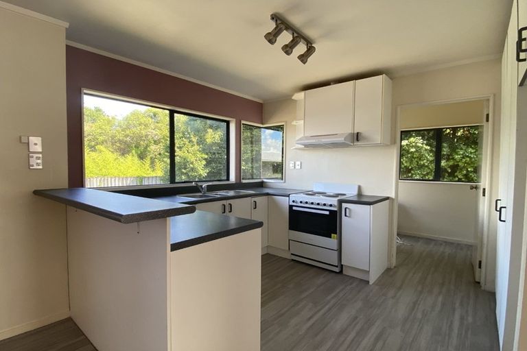 Photo of property in 2/30 Cockayne Crescent, Sunnynook, Auckland, 0620