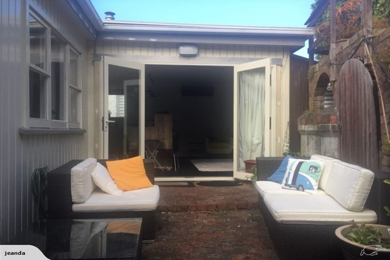 Photo of property in 17 Palliser Road, Roseneath, Wellington, 6011