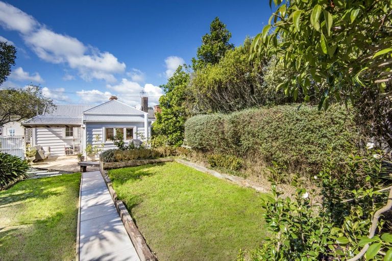 Photo of property in 27 William Bond Street, Stanley Point, Auckland, 0624