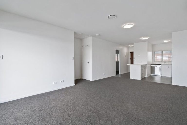 Photo of property in 1/4045f Great North Road, Glen Eden, Auckland, 0602