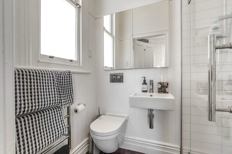 Photo of property in 77 Hinemoa Street, Birkenhead, Auckland, 0626