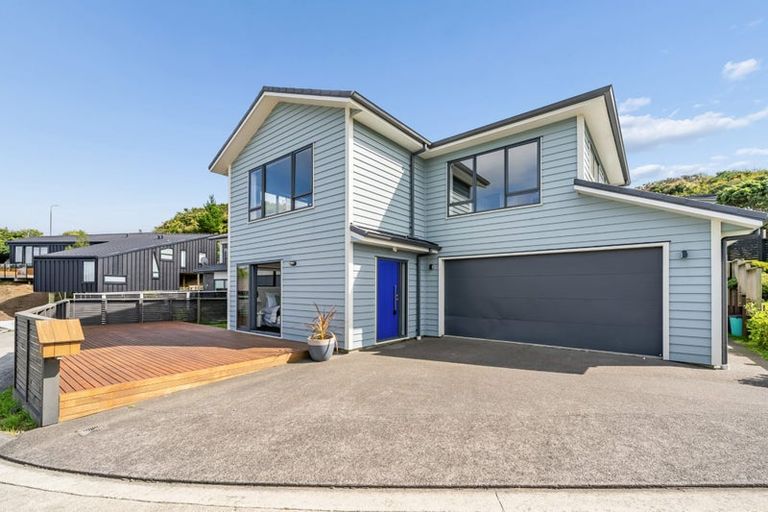 Photo of property in 12 Grumman Lane, Newlands, Wellington, 6037