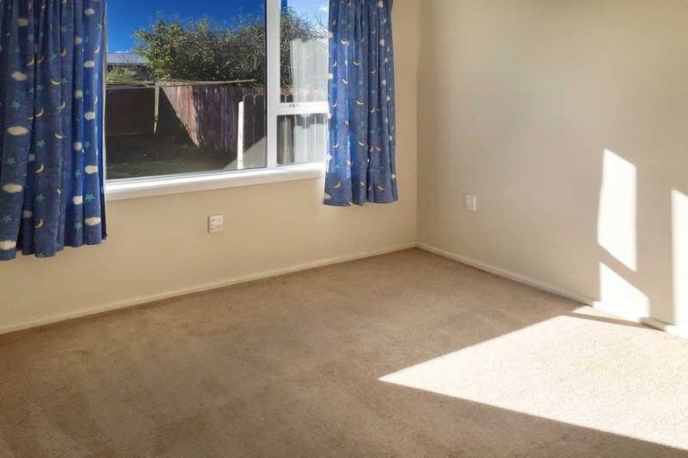 Photo of property in 6 Craig Place, Redwood, Christchurch, 8051