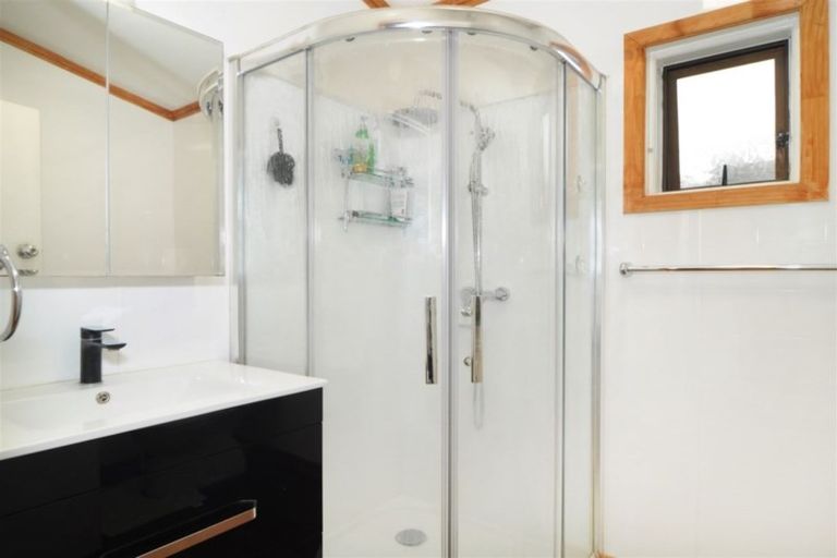 Photo of property in 2a Bamboo Grove, Kelston, Auckland, 0602