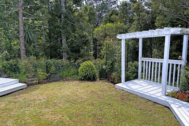 Photo of property in 100 Chelsea View Drive, Chatswood, Auckland, 0626