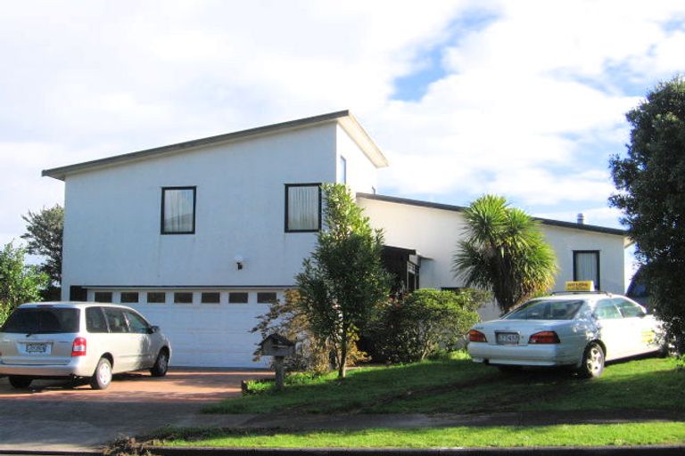 Photo of property in 11 Ewhurst Place, Goodwood Heights, Auckland, 2105
