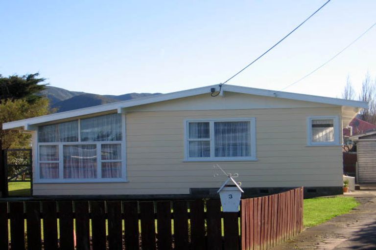 Photo of property in 3 Hardie Grove, Featherston, 5710