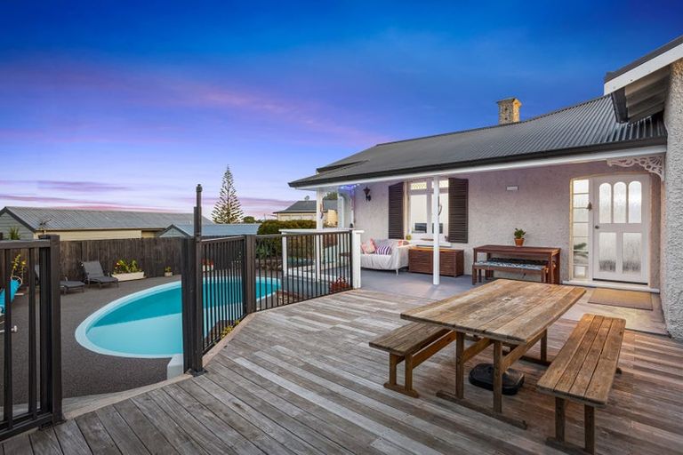 Photo of property in 46 Rewarewa Road, Te Atatu Peninsula, Auckland, 0610