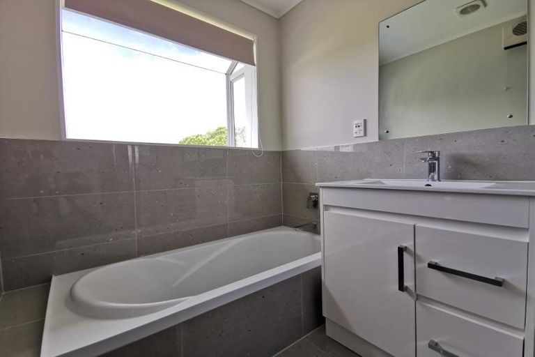 Photo of property in 12 Evesham Place, Newlands, Wellington, 6037