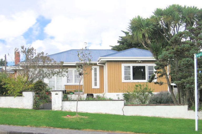 Photo of property in 2/17b Lavelle Road, Henderson, Auckland, 0612