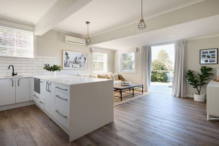 Photo of property in 10 Cobden Road, Bluff Hill, Napier, 4110