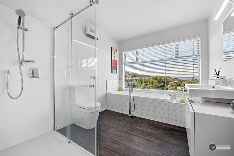 Photo of property in 37 Pekanga Road, Normandale, Lower Hutt, 5010