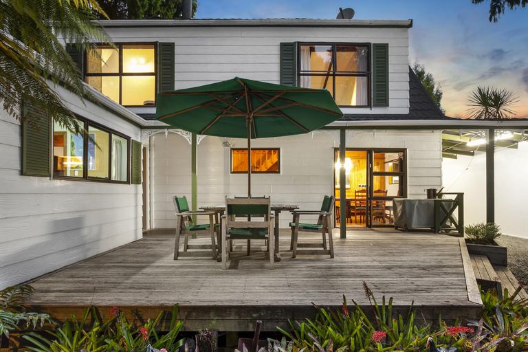 Photo of property in 25 Napuka Road, Henderson Valley, Auckland, 0612