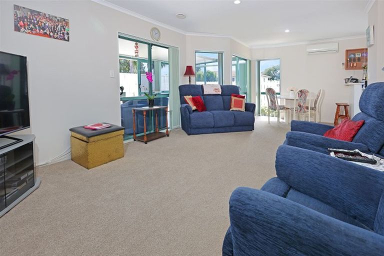 Photo of property in 1 Poinsettia Place, Henderson, Auckland, 0610