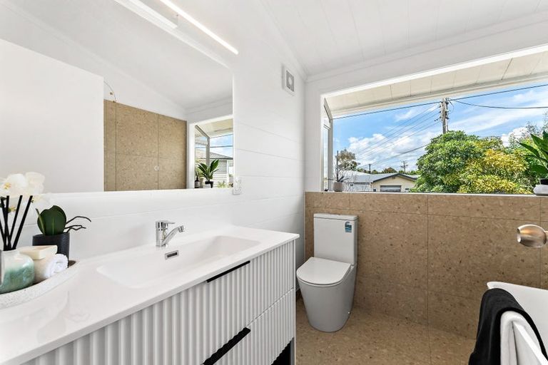 Photo of property in 99 Matipo Road, Te Atatu Peninsula, Auckland, 0610