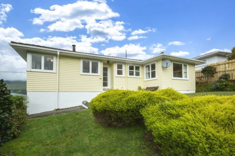 Photo of property in 39 Saint Johns Terrace, Tawa, Wellington, 5028