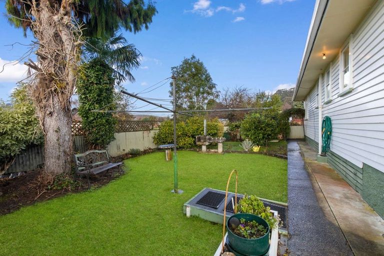 Photo of property in 34 Paraekaretu Street, Hunterville, 4730