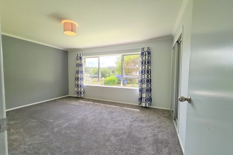 Photo of property in 2 Te Ngaere Place, Merrilands, New Plymouth, 4312