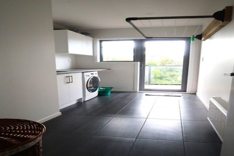 Photo of property in 11 Cromwell Point, Newlands, Wellington, 6037