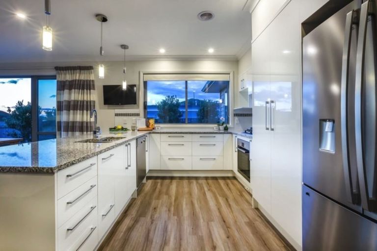 Photo of property in 32 Sumner Terrace, Aotea, Porirua, 5024