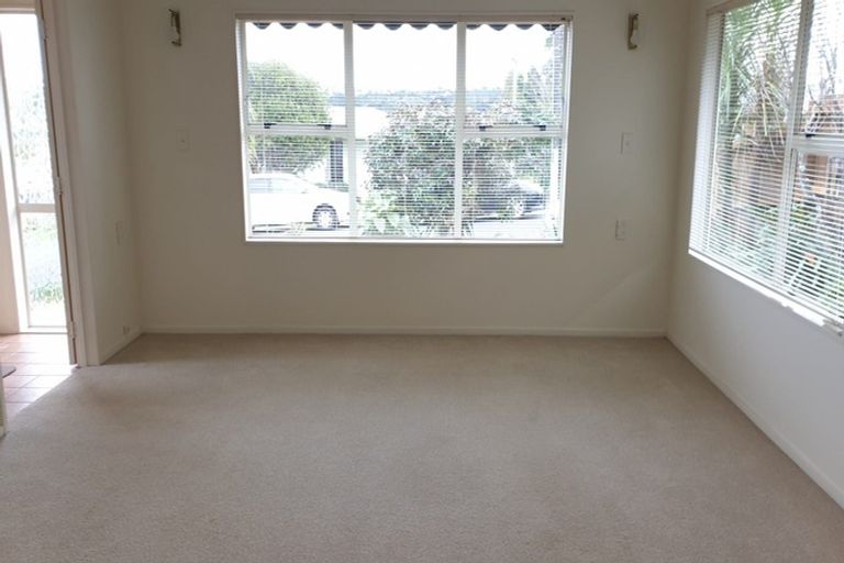 Photo of property in 2/34 Howard Road, Northcote, Auckland, 0627