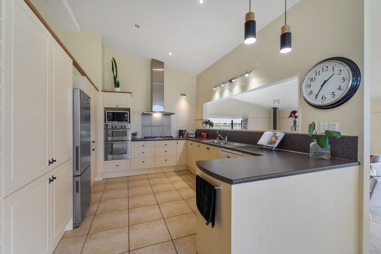 Photo of property in 11 Te Ropata Place, Waikanae Beach, Waikanae, 5036