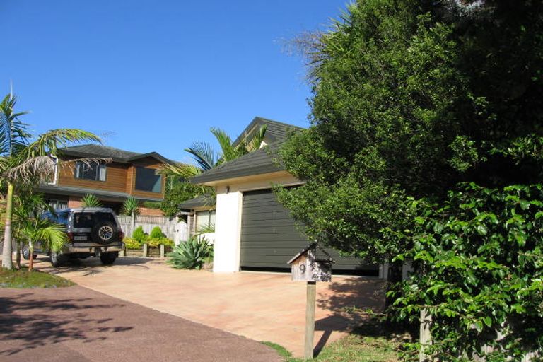 Photo of property in 9 Cayman Place, Unsworth Heights, Auckland, 0632