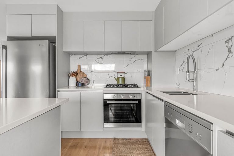 Photo of property in 1 Nga Waka Place, Mangere, Auckland, 2022