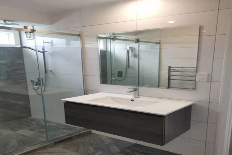 Photo of property in 27 Clinton Avenue, Te Atatu Peninsula, Auckland, 0610