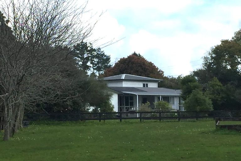 Photo of property in 293 Boord Crescent, Kumeu, 0891