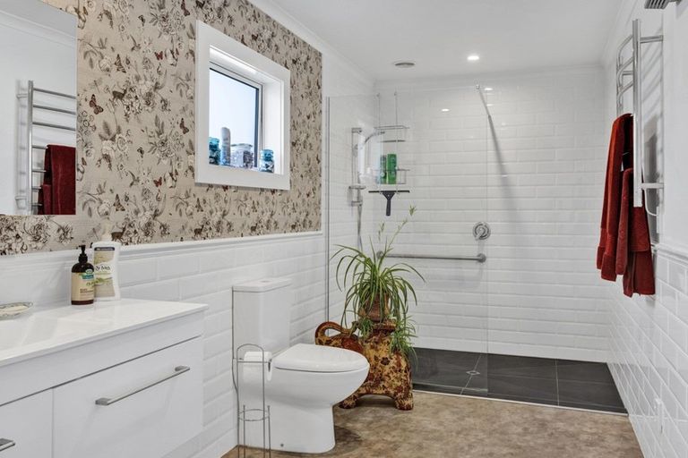 Photo of property in 30 Kahikatea Street, Inglewood, 4330