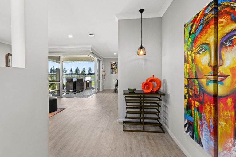 Photo of property in 18 Ruakituri Place, Te Awa, Napier, 4110