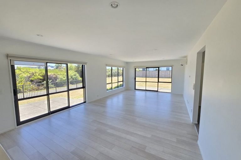 Photo of property in 11 Kuhanui Drive, Karaka, Papakura, 2113