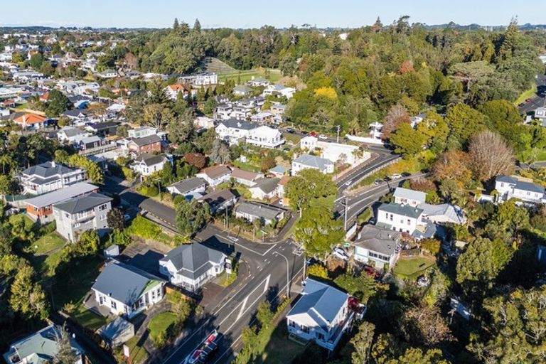 Photo of property in 28 Carrington Street, New Plymouth, 4310