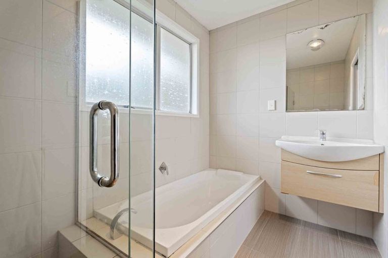 Photo of property in 48 Harmel Road, Glendene, Auckland, 0602