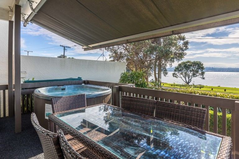 Photo of property in 2/56 Kiwi Esplanade, Mangere Bridge, Auckland, 2022