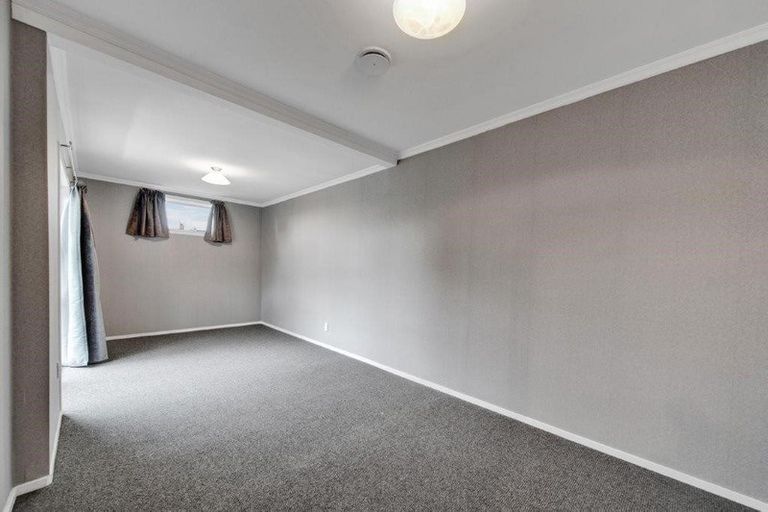 Photo of property in 8 Bone Crescent, Hawera, 4610
