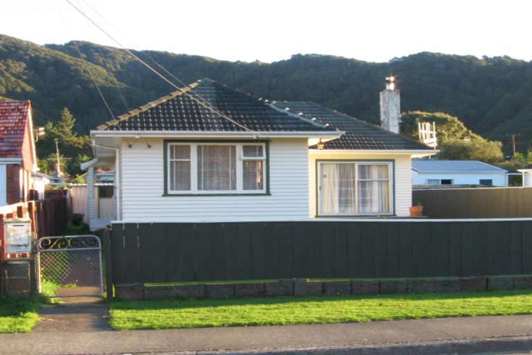 Photo of property in 35 Totara Street, Wainuiomata, Lower Hutt, 5014