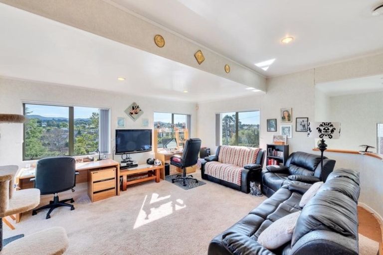 Photo of property in 33 Rangeview Road, Sunnyvale, Auckland, 0612