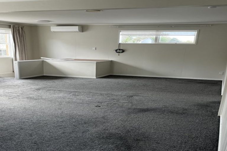 Photo of property in 52 Buscomb Avenue, Henderson, Auckland, 0610