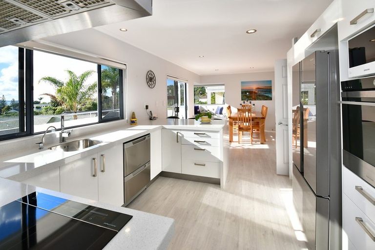 Photo of property in 144 Red Beach Road, Red Beach, 0932