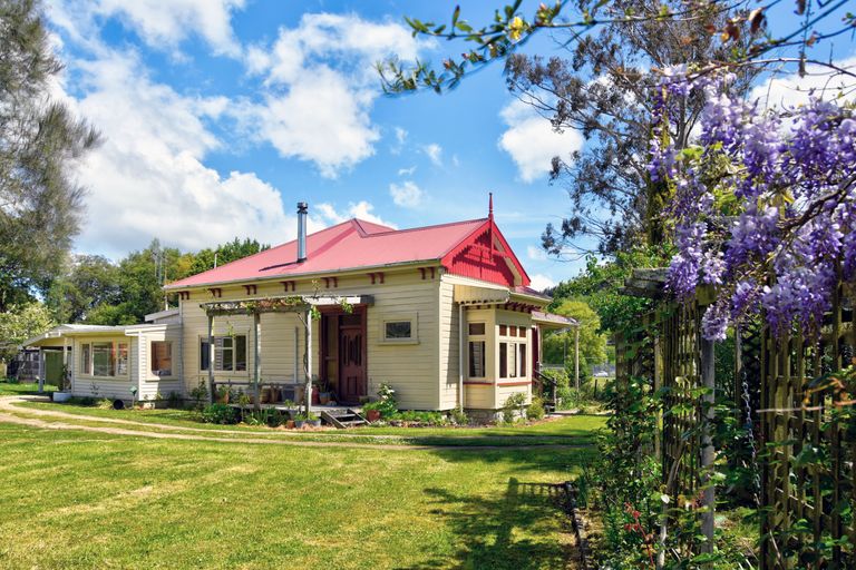 Photo of property in 1394 Opaki Kaiparoro Road, Mauriceville, Masterton, 5882