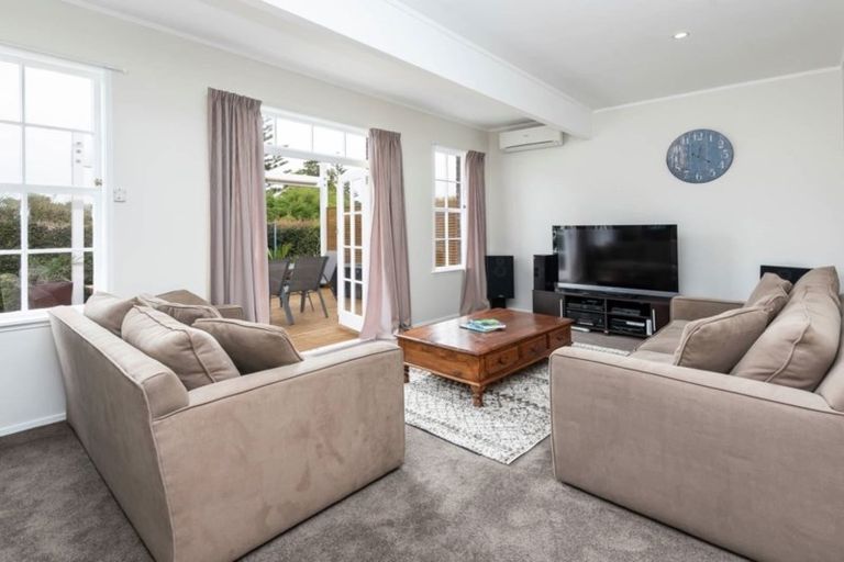 Photo of property in 24 Cheriton Road, Mellons Bay, Auckland, 2014