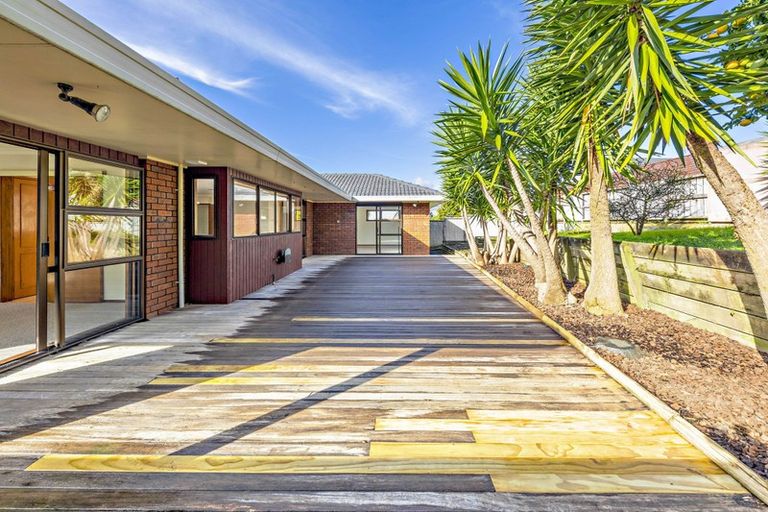 Photo of property in 16 Voltaire Court, Botany Downs, Auckland, 2010