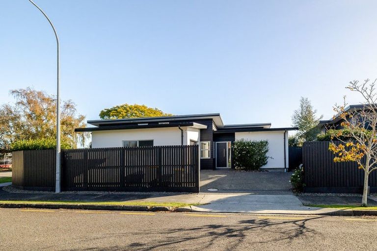 Photo of property in 2a Alton Place, Hokowhitu, Palmerston North, 4410